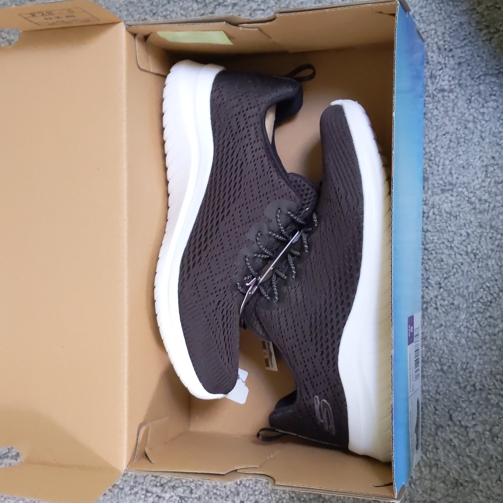 Skechers UltraFlex bungee shoe black size 8